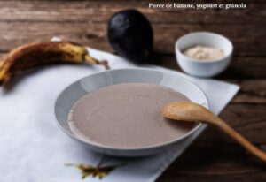 Purée de banane, yogourt et granola
